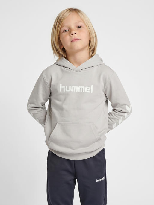 hmlJR LOGO HOODIE, LUNAR ROCK, model