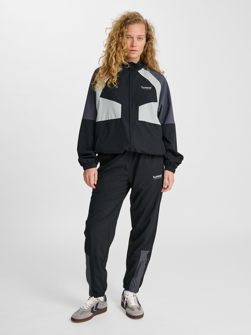 hmlLOOSE TRACK ZIPJACKET SPORTSWEAR, BLACK, model