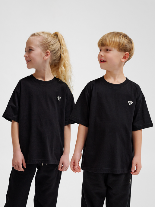 hmlJR LOOSE T-SHIRT S/S BEE, BLACK, model