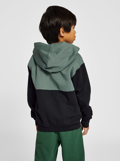 hmlMORTEN HOODIE, LAUREL WREATH, model