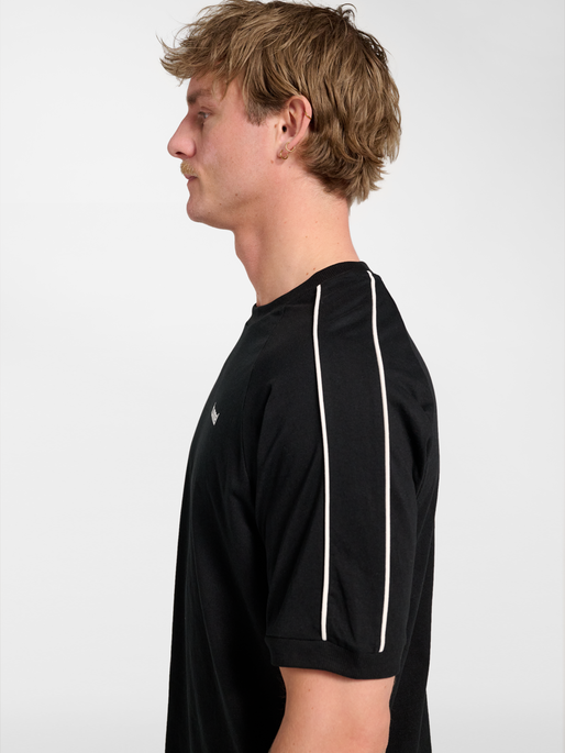 hmlCLUB REST DAY T-SHIRT S/S, BLACK, model