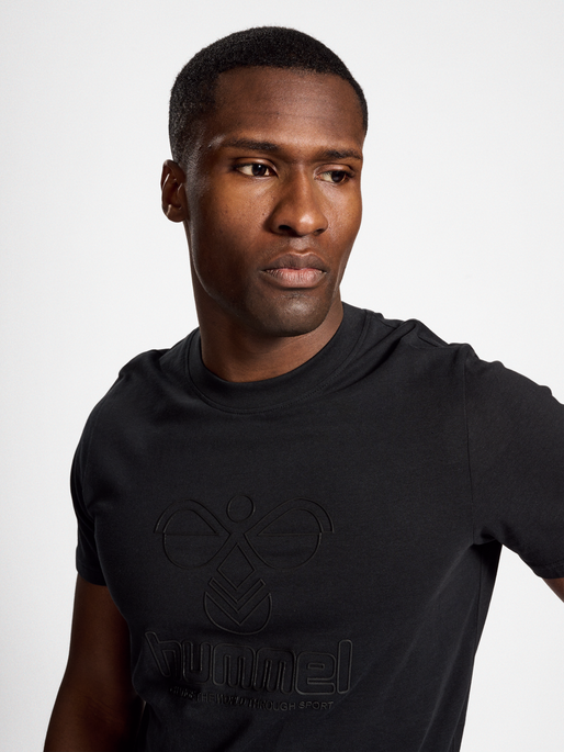 hmlICONS GRAPHIC T-SHIRT, BLACK, model
