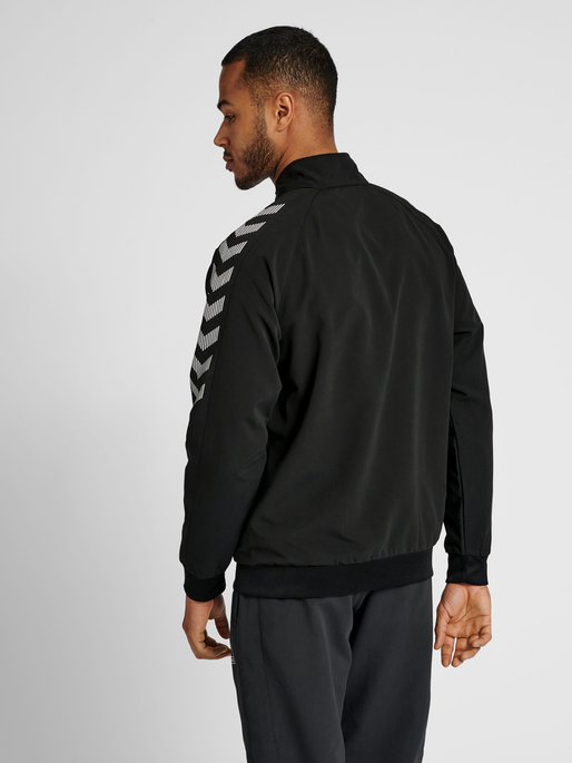 hmlGG12 TRACK JACKET, BLACK, model