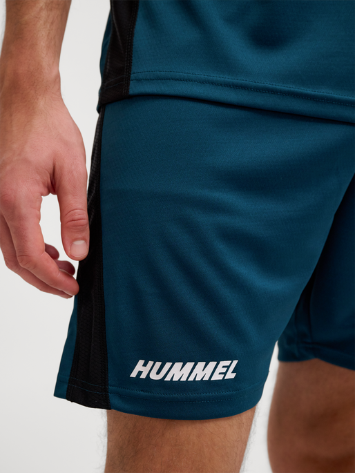 hmlMULTI PL SHORTS, REFLECTING POND, model