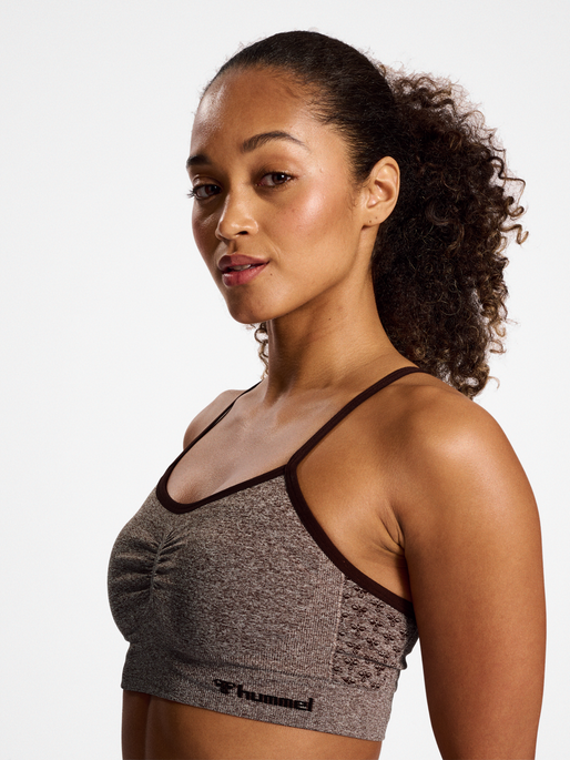 hmlCI SEAMLESS SCRUNCH SPORTS BRA, JAVA MELANGE, model