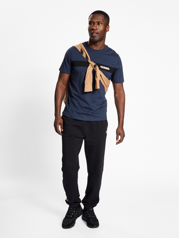 hmlLEGACY SEAN T-SHIRT, BLUE NIGHTS, model