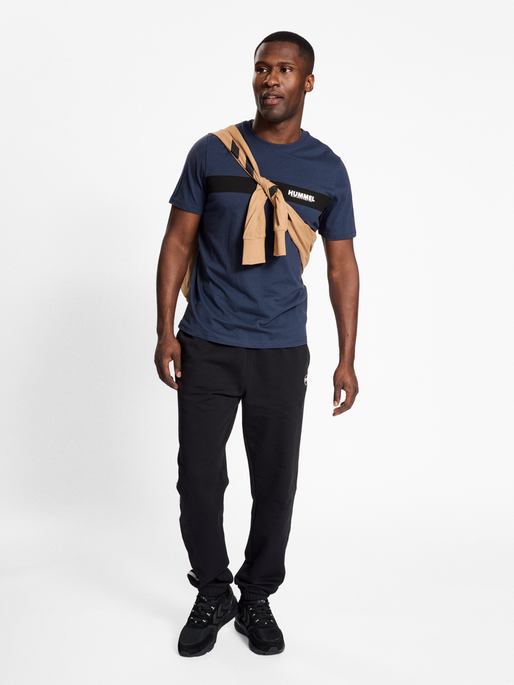 hmlLEGACY SEAN T-SHIRT, BLUE NIGHTS, model
