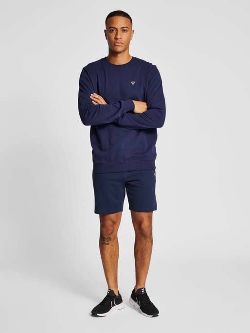 hmlIC FRED SWEATSHIRT, PEACOAT, model