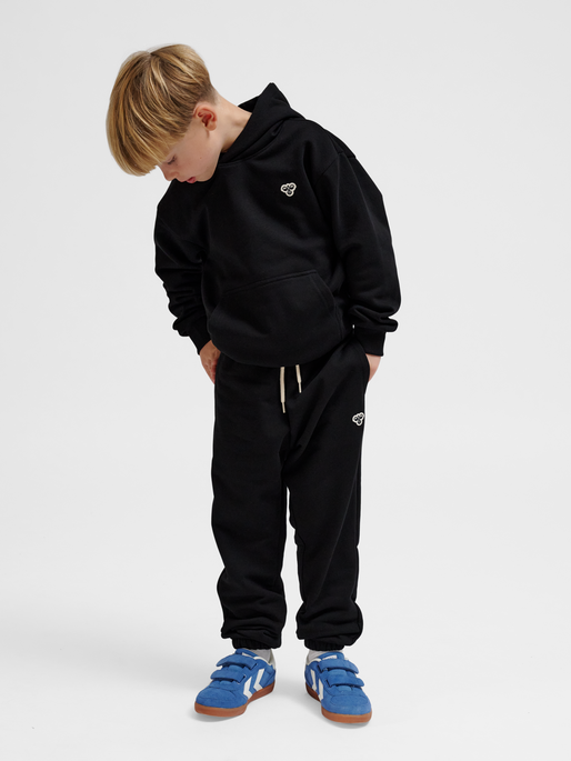 hmlJR LOOSE SWEATPANTS BEE, BLACK, model