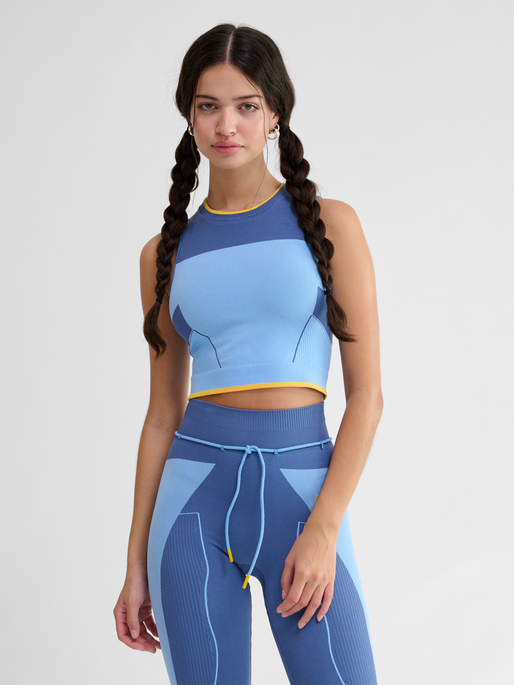 hmlSEAMLESS TOP, LICHEN BLUE, model