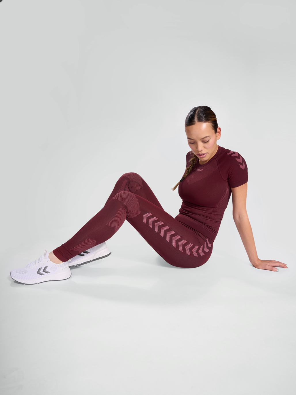 HUMMEL FIRST SEAMLESS JERSEY S/S W, BURGUNDY, model