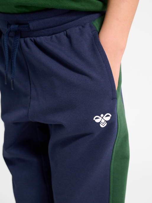 hmlESSEN PANTS, DRESS BLUES, model