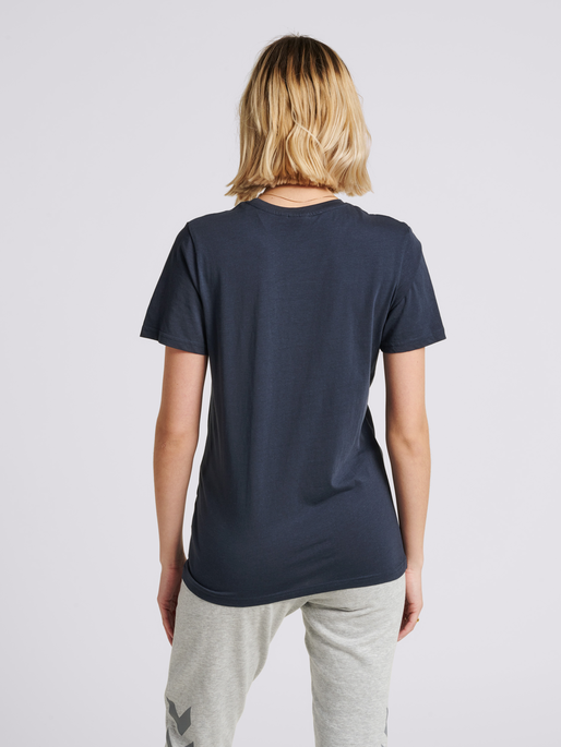 hmlLEGACY T-SHIRT, BLUE NIGHTS, model