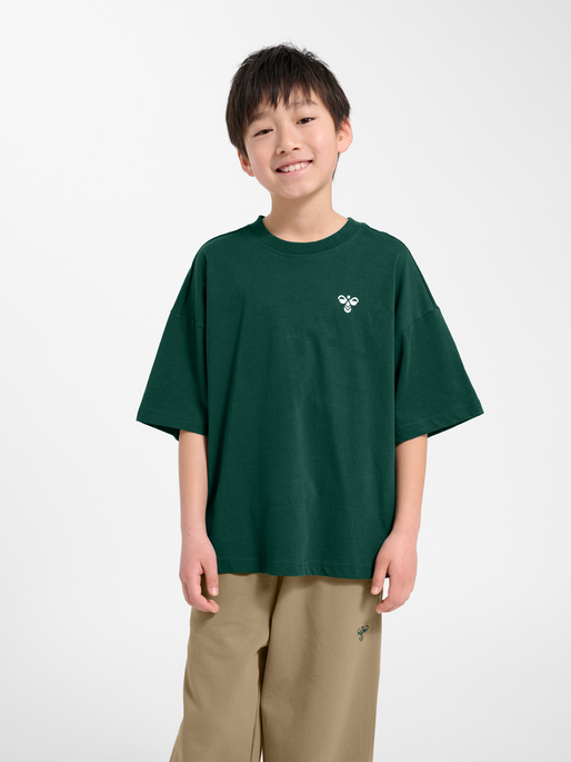 hmlJR SILLY S/S BOXY T-SHIRT SOLID, FOREST BIOME, model