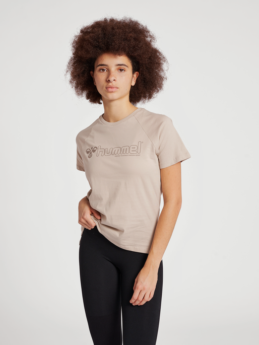 hmlNONI 2.0 T-SHIRT, 2119, model