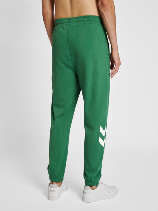 hmlLEGACY REGULAR PANTS, FOLIAGE GREEN, model