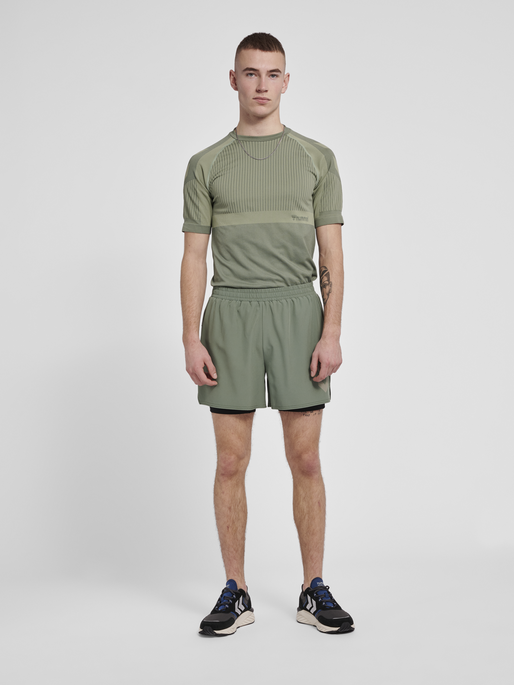 hmlMT UNIT SEAMLESS T-SHIRT, LAUREL WREATH/LILY PAD, model