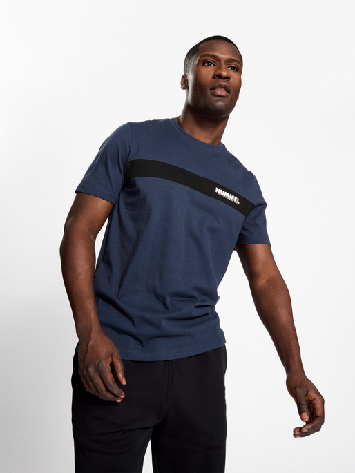 hmlLEGACY SEAN T-SHIRT, BLUE NIGHTS, model