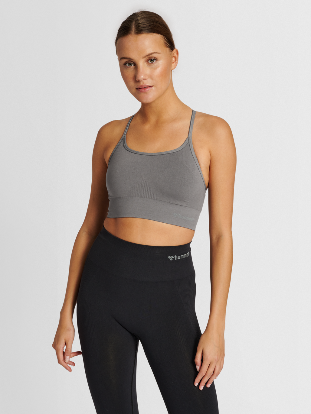hmlTIFFY SEAMLESS SPORTS TOP, CHARCOAL GRAY, model