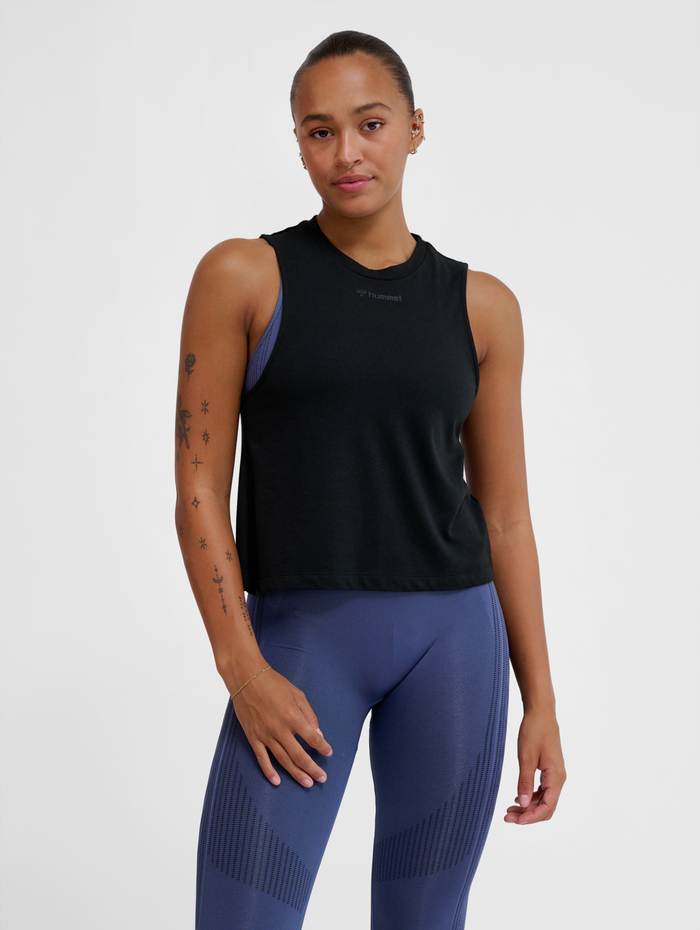 hmlMT VANJA SHORT MUSCLE TANKTOP, BLACK, model