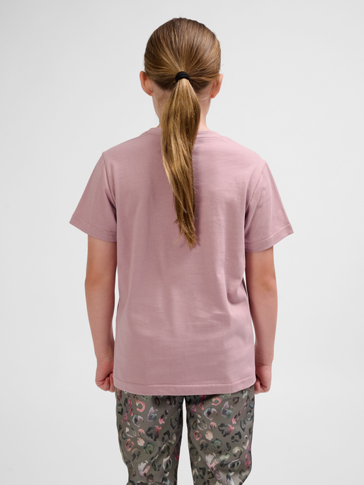 hmlTRES T-SHIRT S/S, WOODROSE, model