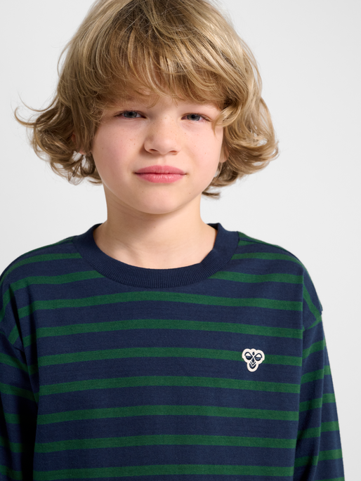 hmlJR LOOSE STRIPE T-SHIRT L/S BEE, DRESS BLUES, model