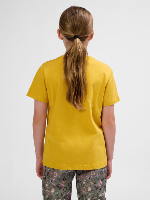 hmlTRES T-SHIRT S/S, GOLDEN SPICE, model