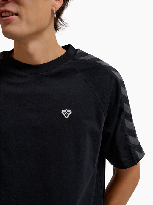 hmlARCHIVE LOOSE T-SHIRT S/S, BLACK, model