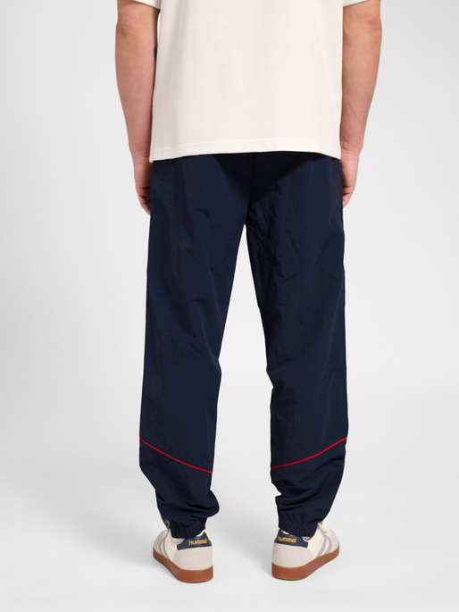 hmlWORLD 26 TRACK PANTS, DARK SAPPHIRE, model