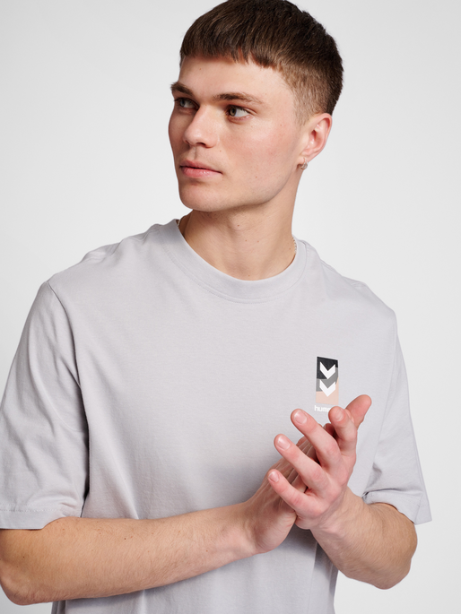 hmlLGC CHARLES T-SHIRT, HARBOR MIST, model