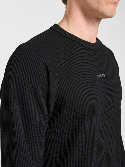 hmlMOMENTUM CREWNECK, BLACK, model