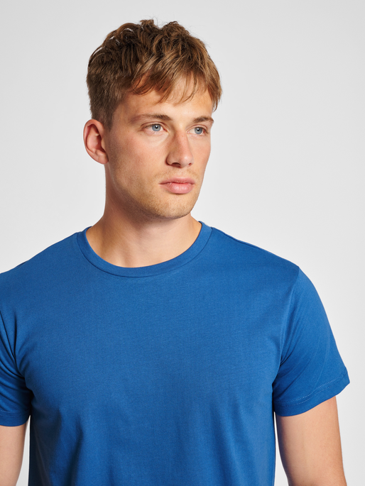 S/S T-SHIRT hummel BASIC TRUE BLUE - RED