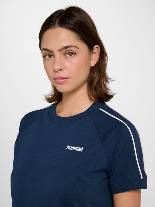 hmlPULSE PIPING W T-SHIRT S/S, DRESS BLUES, model