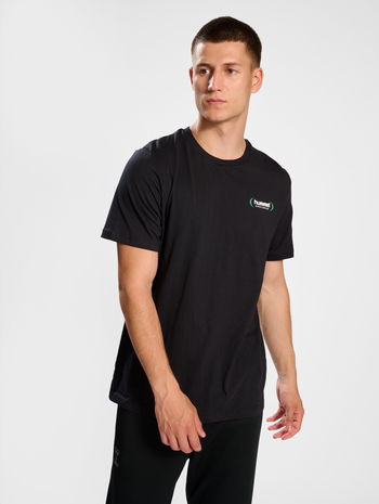 hmlLGC BARRY T-SHIRT, BLACK, model