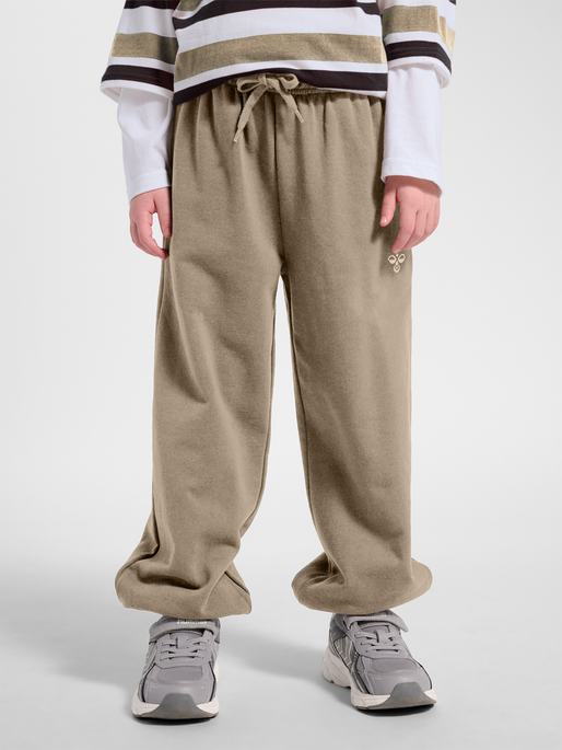 hmlJR STREET TRACKSUIT CARGO PANTS, SILVER MINK, model