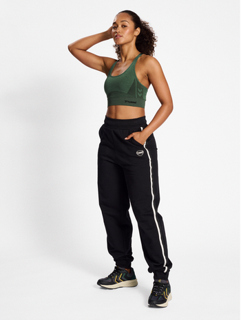 hmlCLEA SEAMLESS SPORTS TOP, CLIMBING IVY, model
