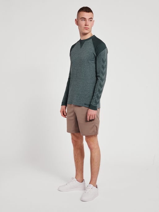 hmlKENT SEAMLESS T-SHIRT L/S, DARKEST SPRUCE MELANGE, model