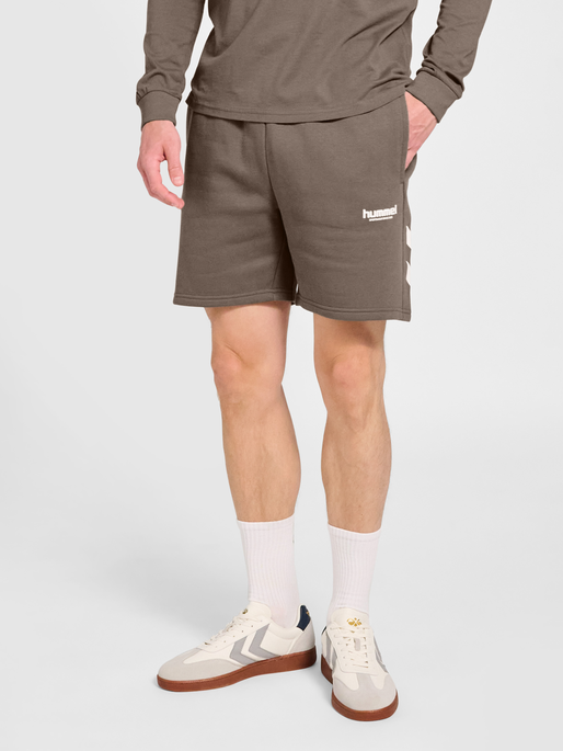 hmlLEGACY 2.0 SHORTS, DARK NIGHT, model