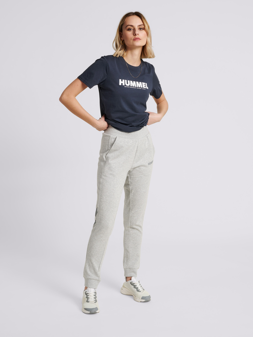 hmlLEGACY T-SHIRT, BLUE NIGHTS, model