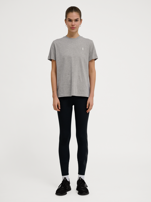 hmlPULSE W T-SHIRT, GREY MELANGE, model