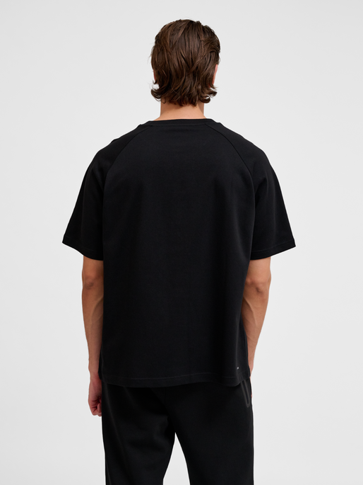 hmlTECH LOOSE T-SHIRT, BLACK, model