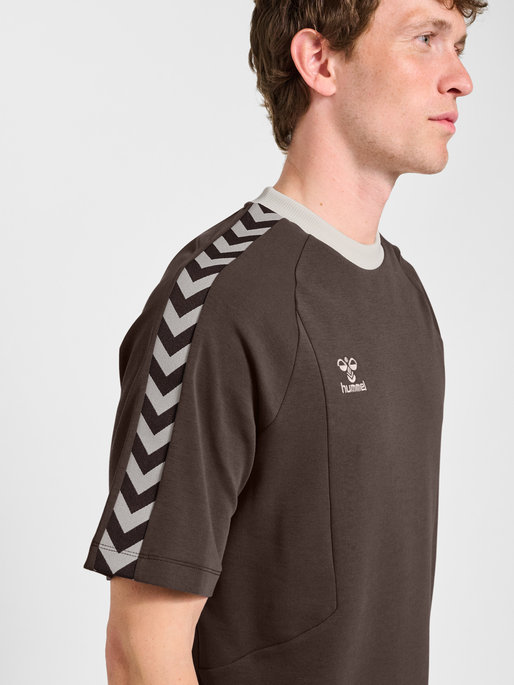 hmlROOT T-SHIRT S/S, CHOCOLATE BROWN, model