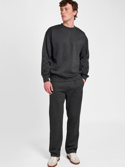 hmlSW CHEVRON ATHLETIC SWEAT PANTS, DARK GREY MELANGE, model