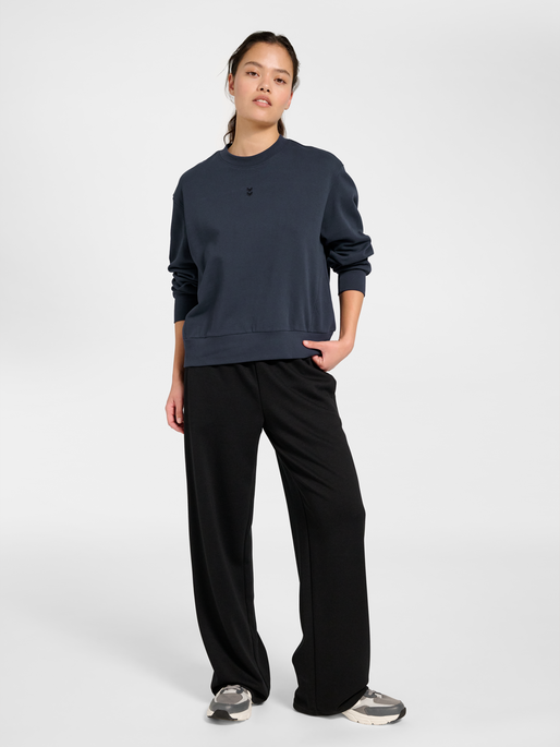 hmlFOUNDATION SWEATSHIRT, EBONY, model