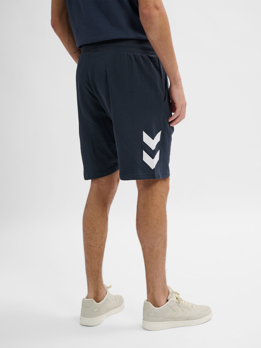 hmlLEGACY SHORTS, BLUE NIGHTS, model