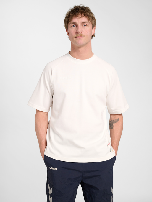 hmlWORLD 26 T-SHIRT S/S, BLANC DE BLANC, model