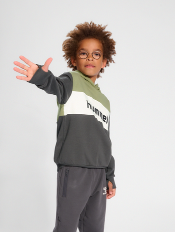hmlMORTEN HOODIE, OIL GREEN, model