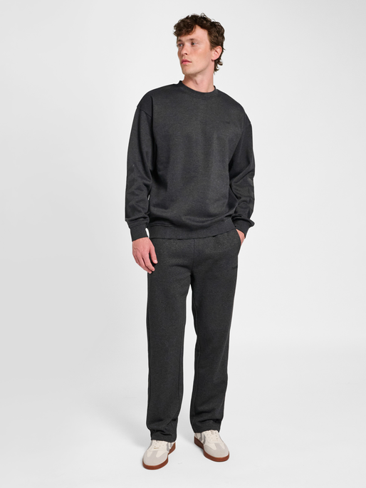 hmlSW CHEVRON ATHLETIC SWEAT PANTS, DARK GREY MELANGE, model