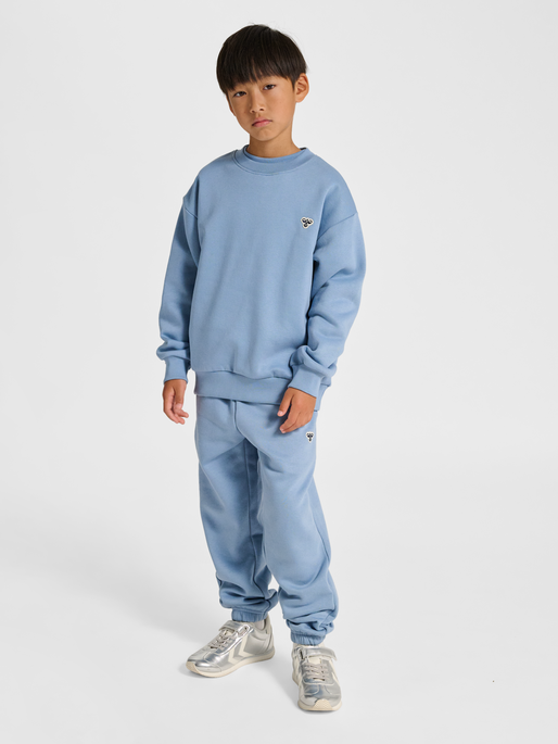 hmlJR LOOSE CREWNECK BEE, FADED DENIM, model