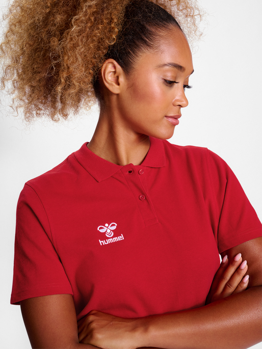 hmlGO 2.0 POLO WOMAN, TRUE RED, model